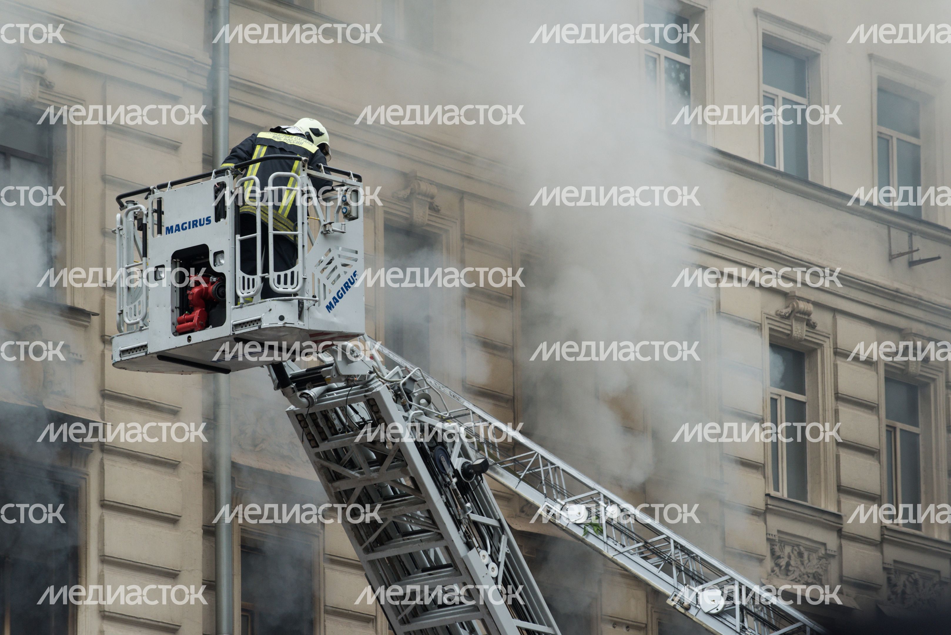 Пожар в реставрируемом здании на Тверской улице в Москве