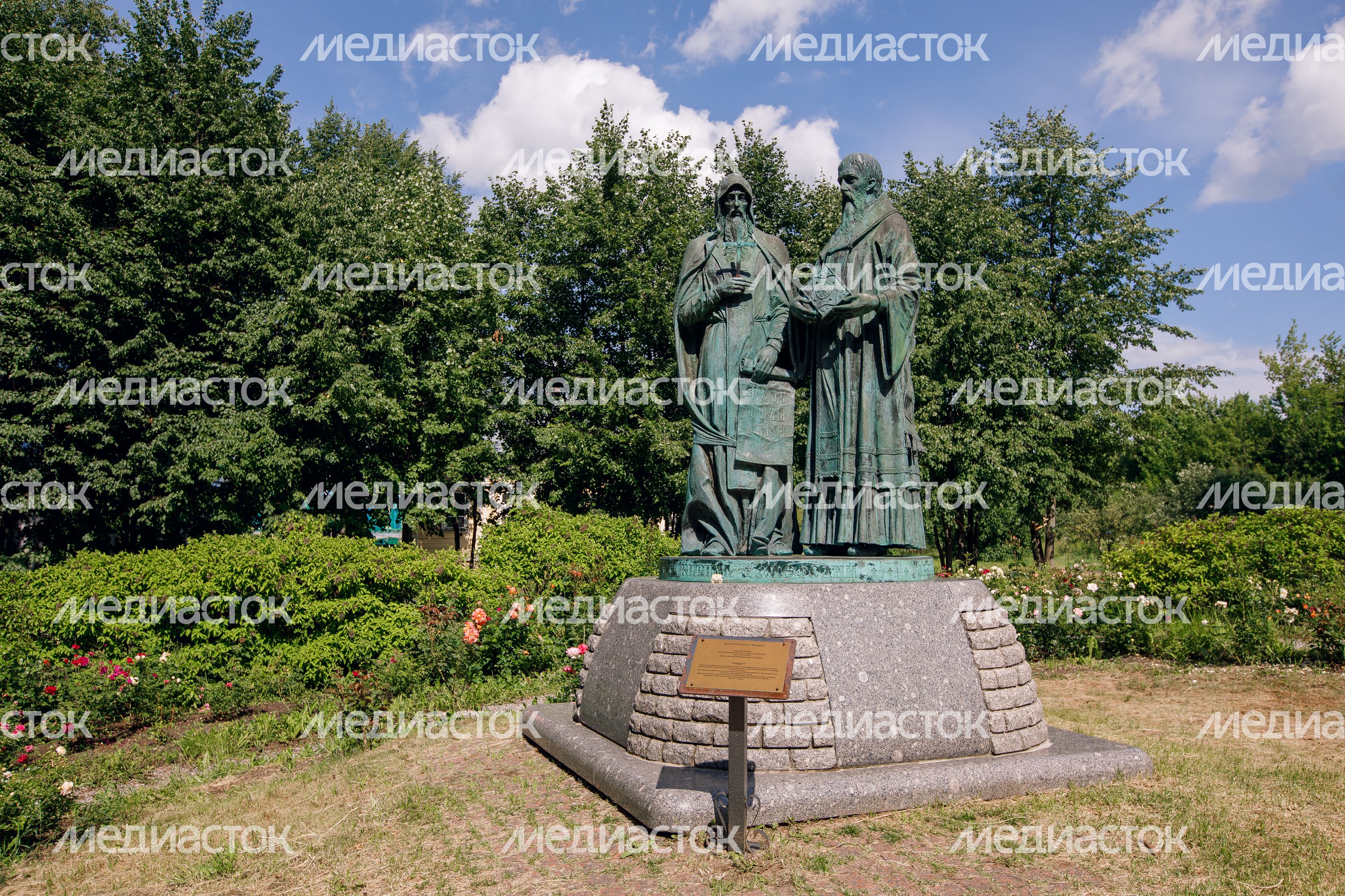 Дмитров. Памятник святым Кириллу и Мефодию Дмитров. Памятник святым Кириллу и Мефодию