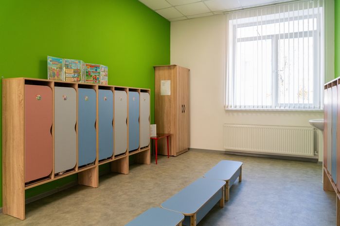 Раздевалка в детском саду №44 поселка Радумля округа Солнечногорск после капитального ремонта