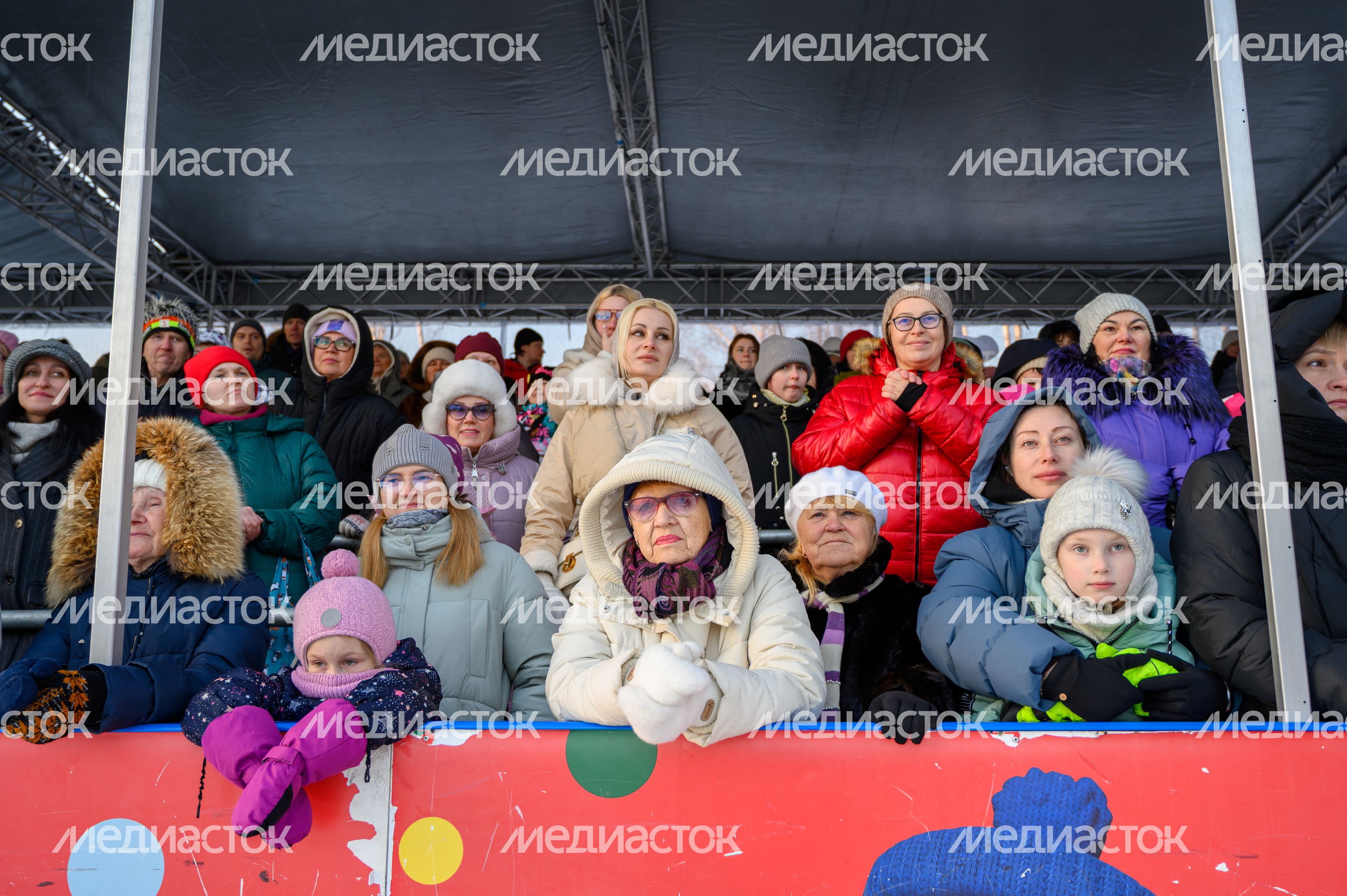 Зрители фестиваля фигурного катания «Хрустальный лед» в Центральном парке культуры и отдыха Пушкино Зрители фестиваля фигурного катания «Хрустальный лед» в Центральном парке культуры и отдыха Пушкино