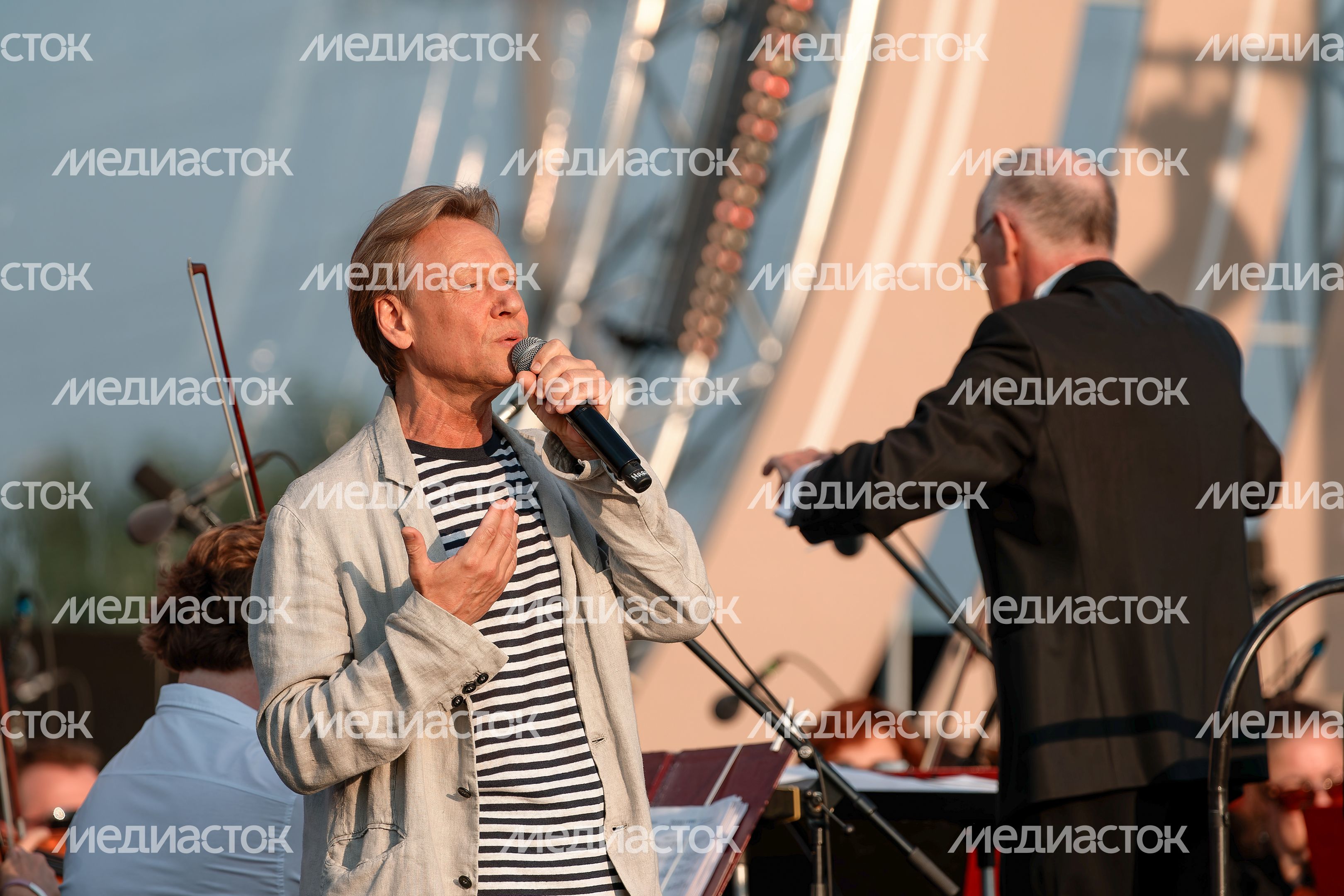 Дмитрий Харатьян на сцене фестиваля «Лето. Музыка. Музей» в Истре Дмитрий Харатьян на сцене фестиваля «Лето. Музыка. Музей» в Истре