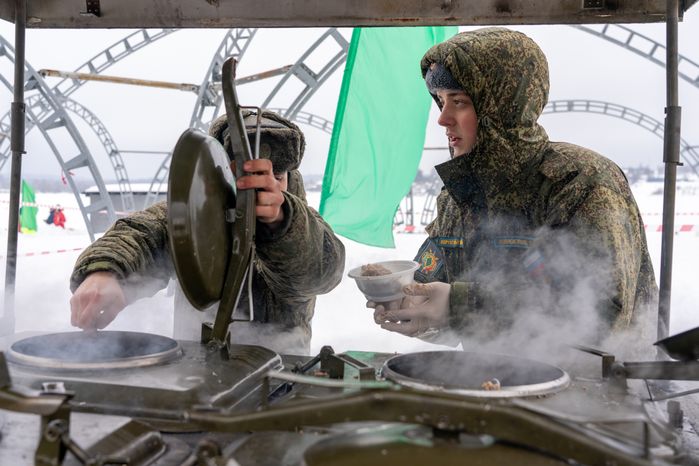 Солдатской кашей угощали участников зимней рыбалки на Озернинском водохранилище в Рузском округе