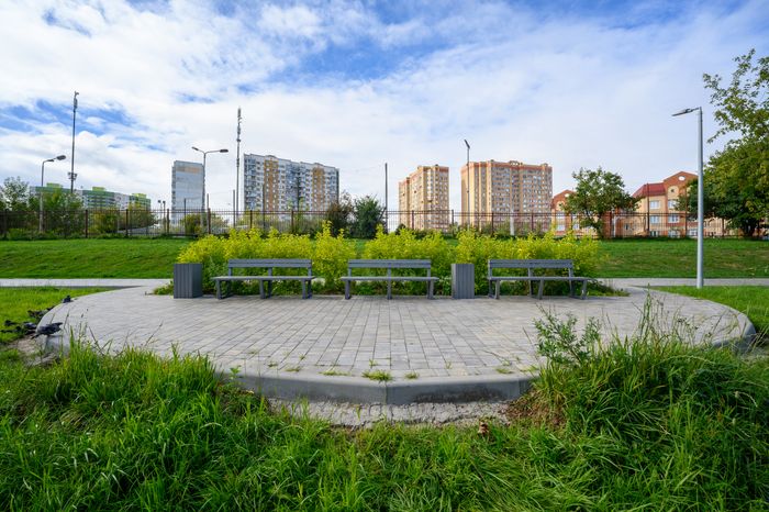Набережная Нижнего Ащеринского пруда в поселке Развилка Ленинского округа после благоустройства