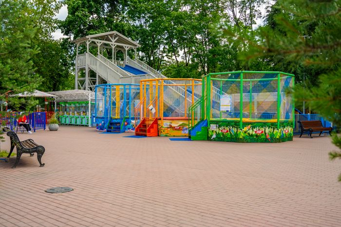 Аттракционы летом в Наташинском парке Люберец