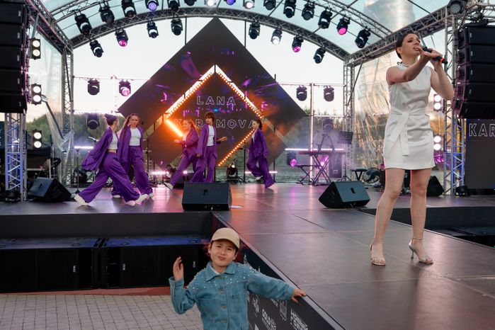 Певица Лана Карамова на конкурсе современной этнической музыки на фестивале «RUS_СВЕТ 2025» в Красногорске