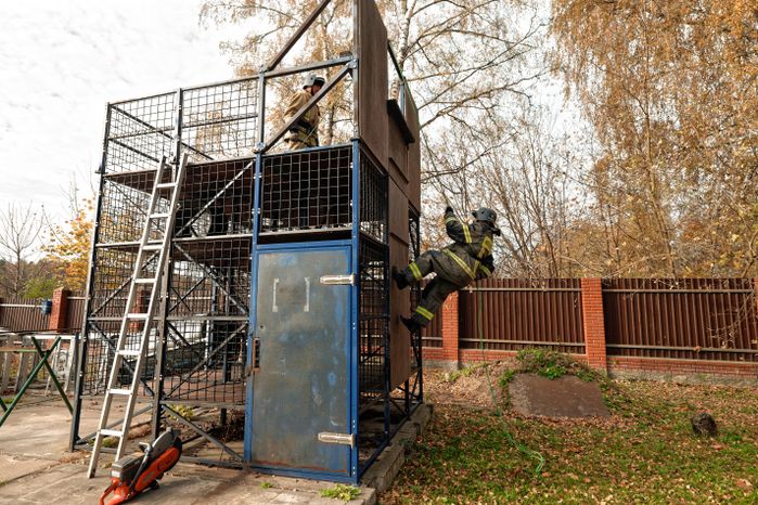 Спасатели демонстрируют навыки альпинистской подготовки на квалификационном экзамене