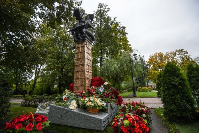 Памятник Михаилу Лужкову на Новодевичьем кладбище в Москве