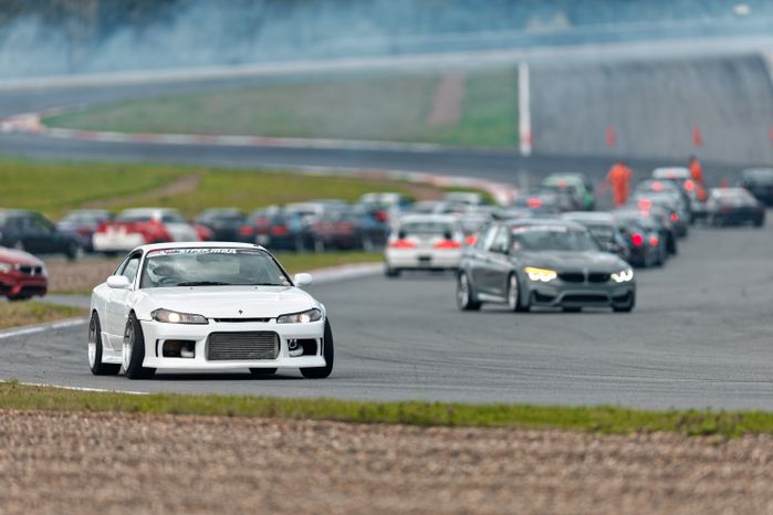Дрифт-гонка автомобилей по автодрому Moscow Raceway на фестивале «Дрифт Экспо» в Волоколамске