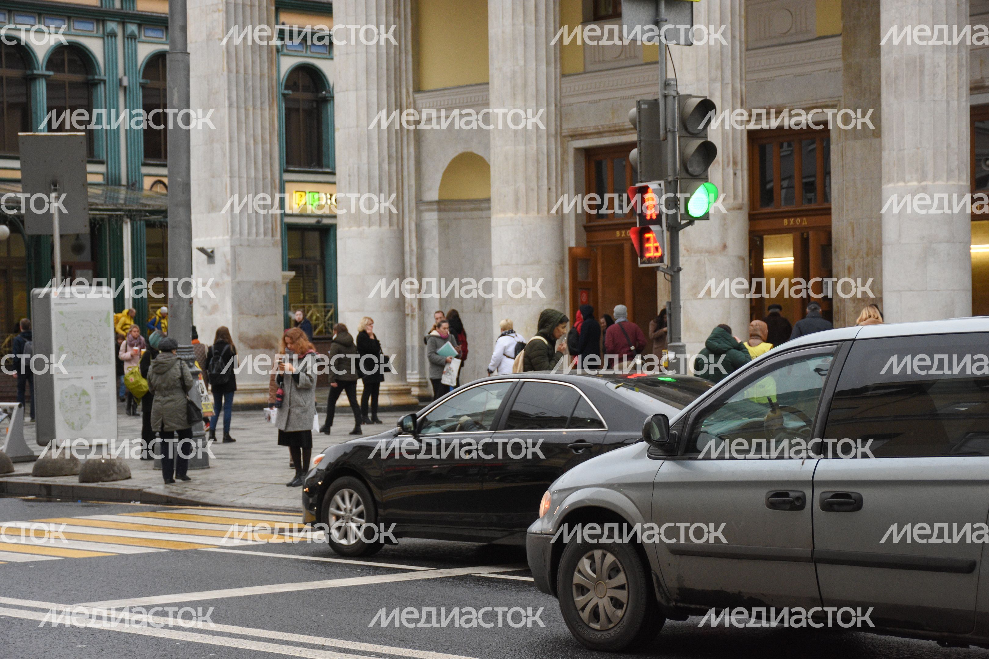 Повседневная жизнь города в Москве осенью