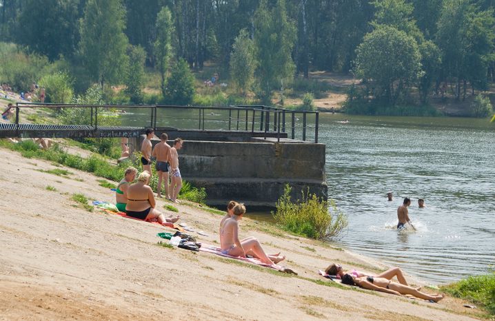 Горожане загорают на берегу реки Пахра в Подольске