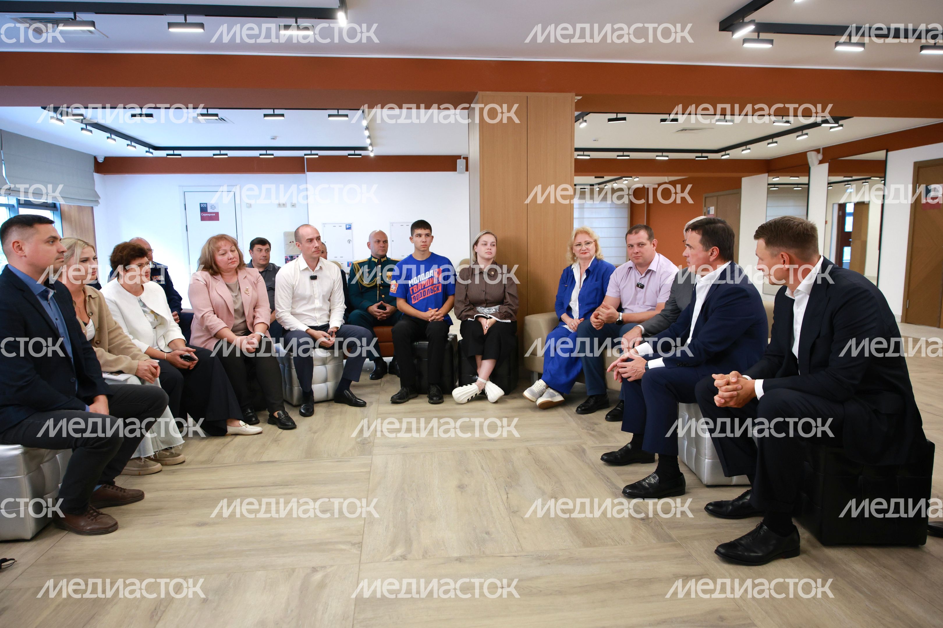 Губернатор Андрей Воробьев встретился с жителями города Домодедово в Городском дворце культуры «Мир»