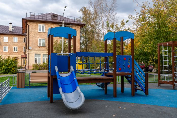 Новая детская площадка на улице Московской в поселке Снегири округа Истра