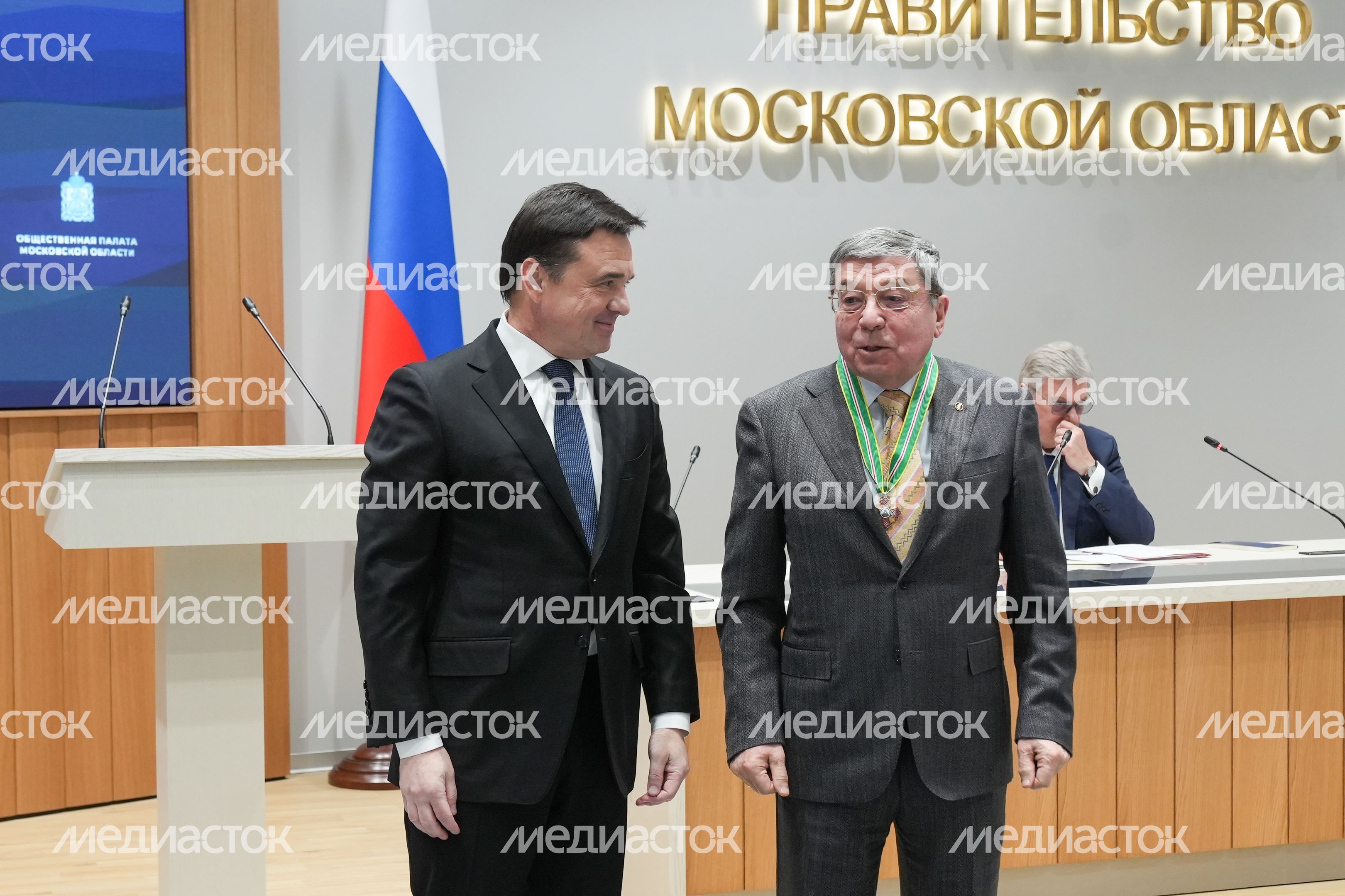 Андрей Воробьев поблагодарил общественников за работу и вручил им областные награды Андрей Воробьев поблагодарил общественников за работу и вручил им областные награды