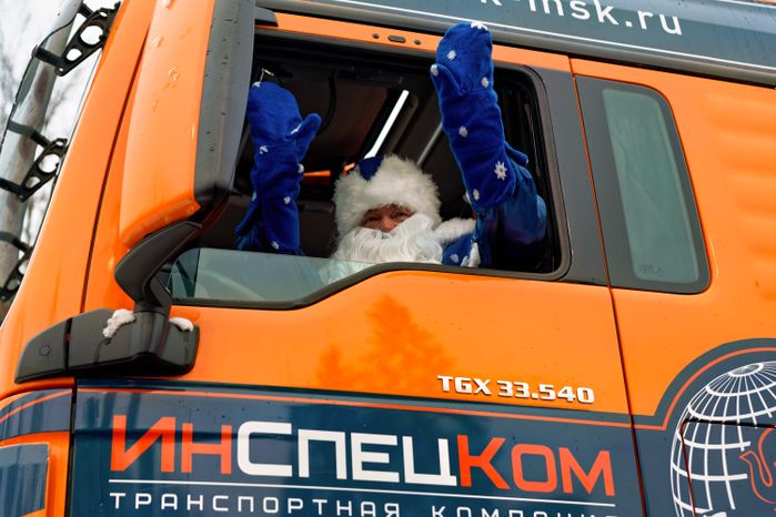 Автопоезд Деда Мороза везет в Москву главную елку страны