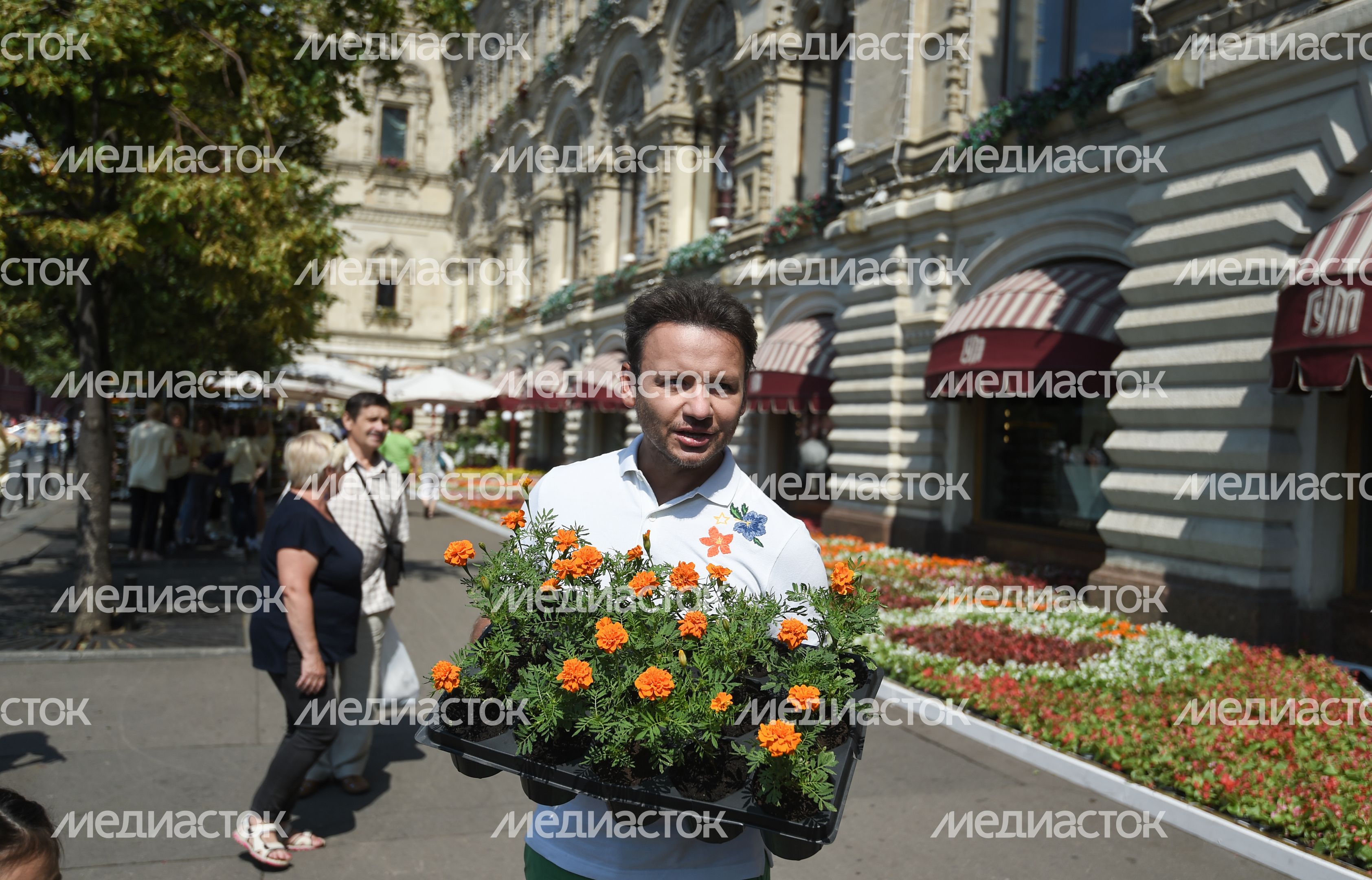 Юбилейный фестиваль цветов в ГУМе в Москве