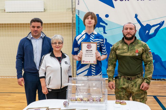 Глава Можайского округа Денис Мордвинцев и ветеран СВО Роман Гомыляев поздравили игроков с открытием Единой школьной лиги