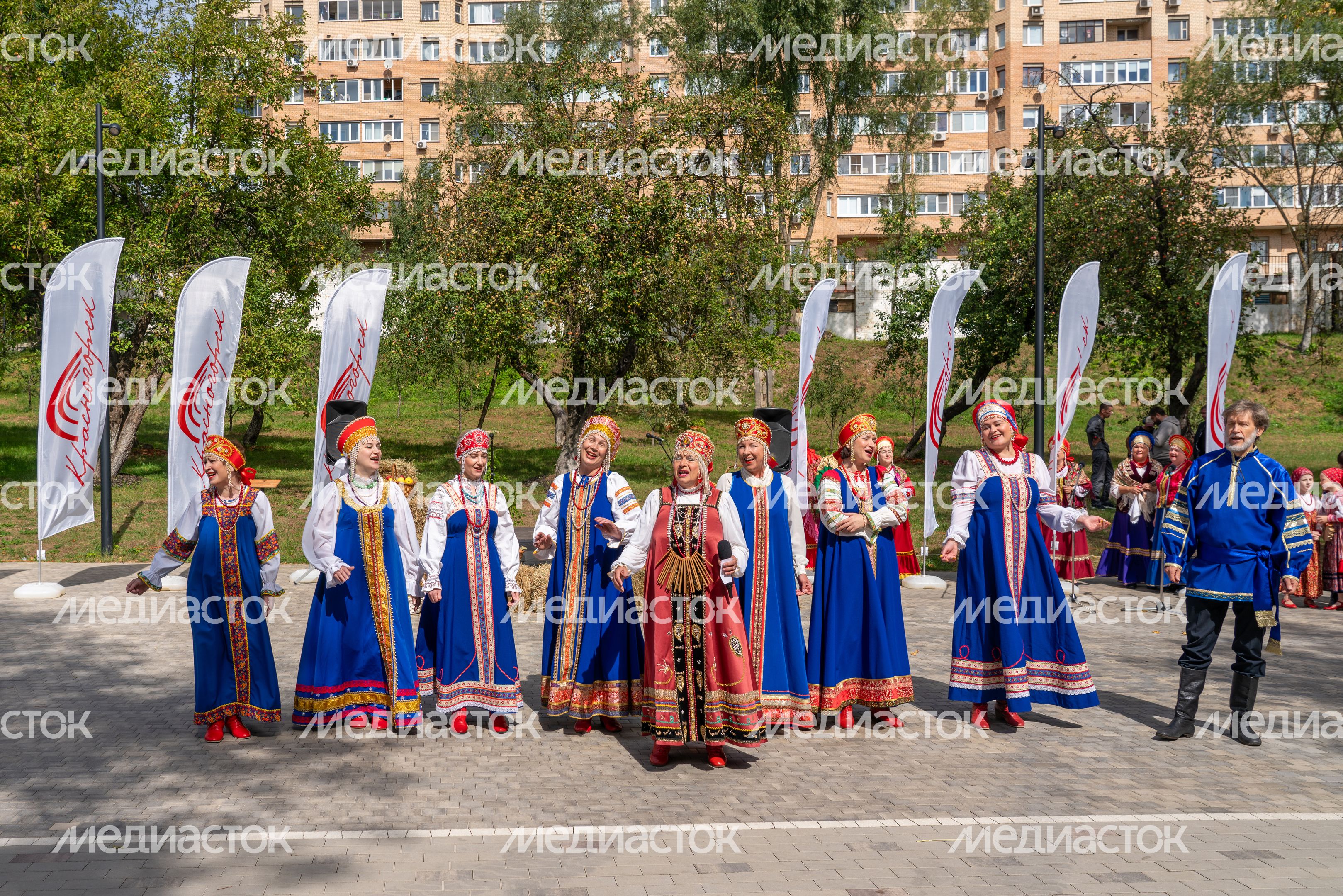 Народные творческие коллективы выступили на празднике Яблочного Спаса в Яблоневом сквере Красногорска Народные творческие коллективы выступили на празднике Яблочного Спаса в Яблоневом сквере Красногорска