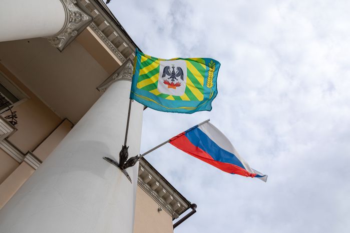 Флаги на фасаде Дворца культуры «Видное» на улице Школьной в городе Видное Ленинского округа