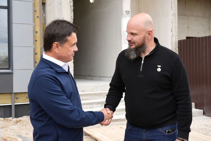 Андрей Воробьев приехал на стройплощадку многоквартирного дома на улице Гоголя в Лосино-Петровском