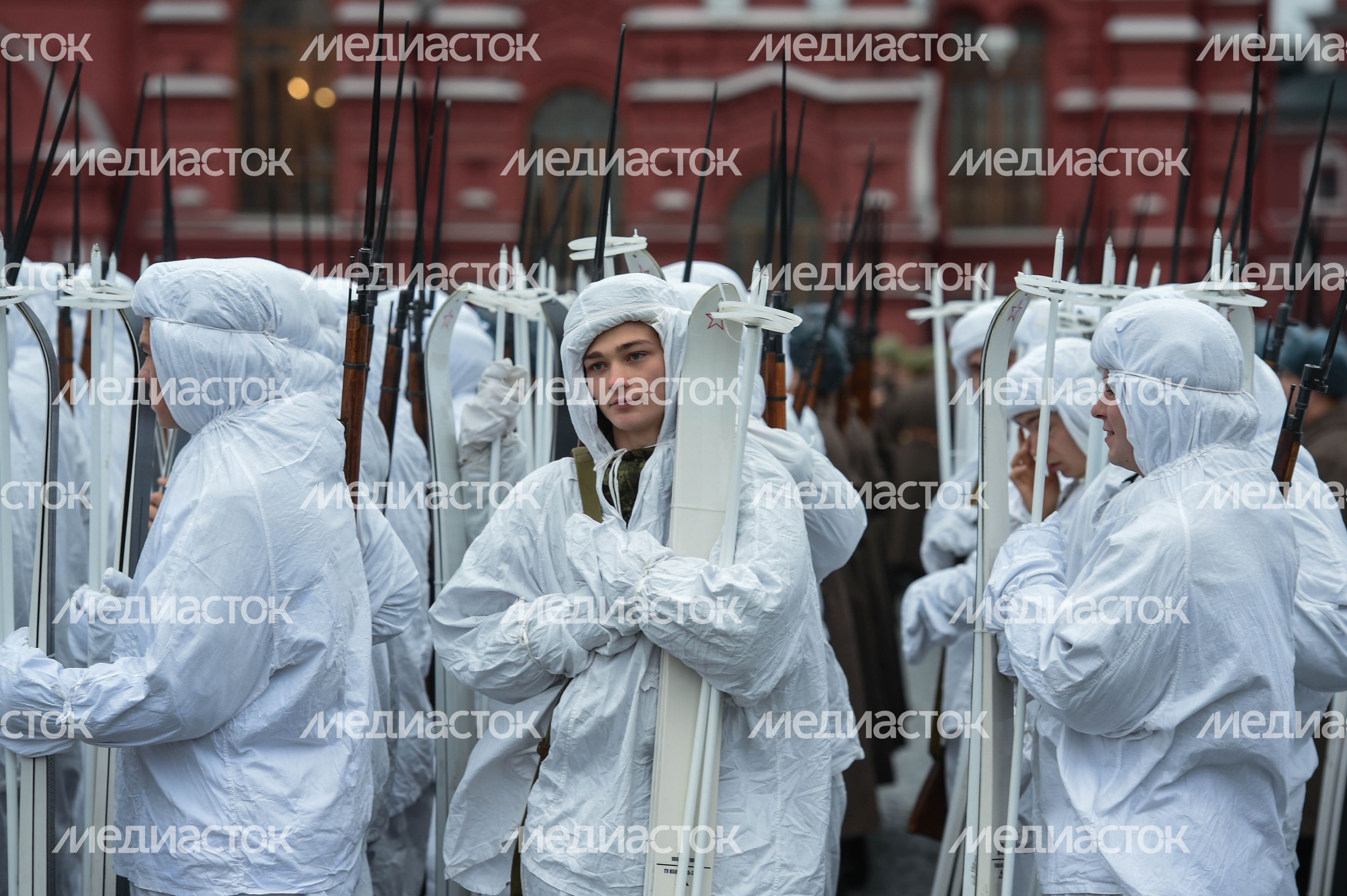 Торжественный марш в честь парада 1941 года на Красной площади в Москве
