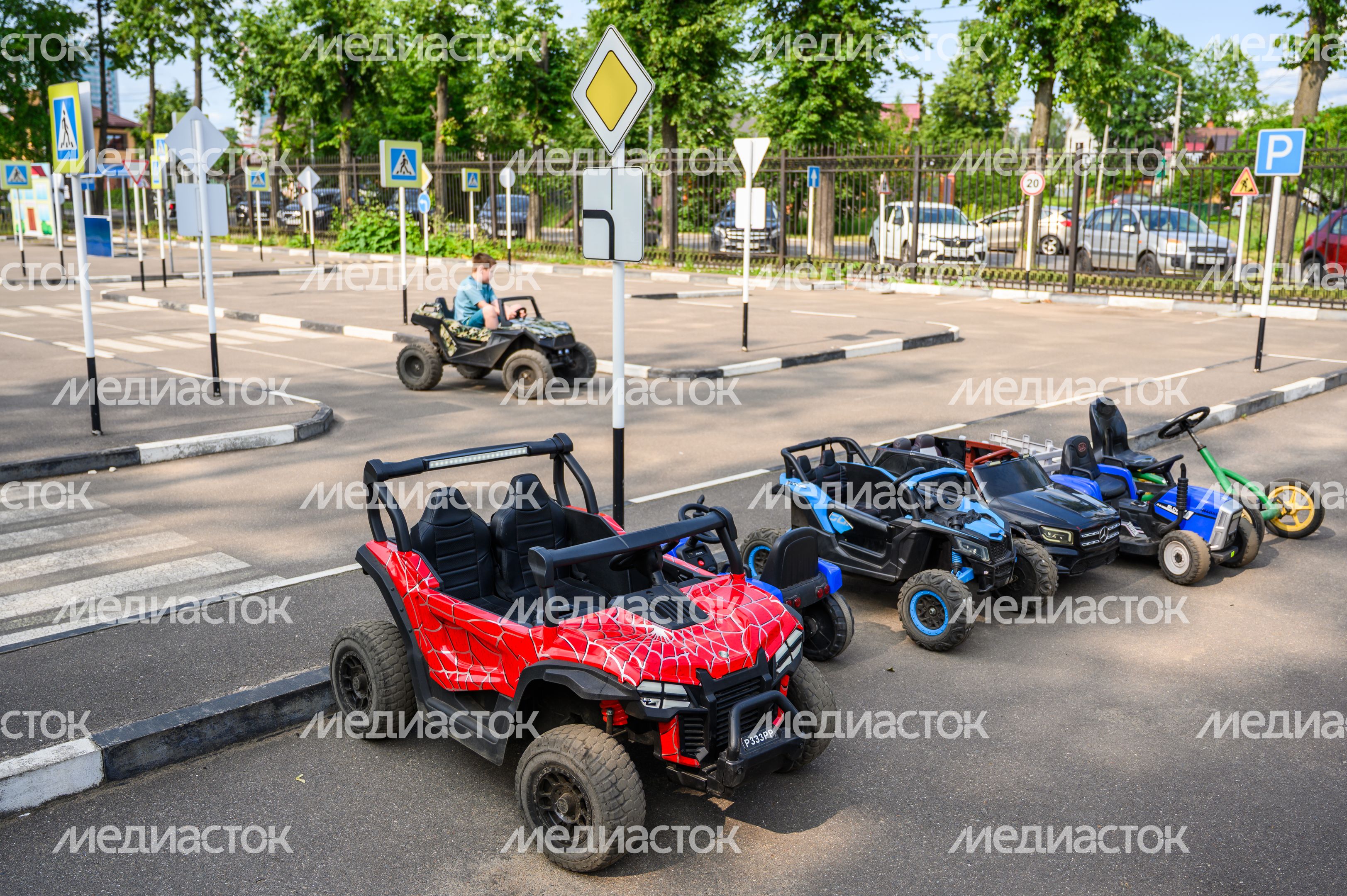 Автогородок в парке культуры и отдыха им. Олега Степанова в Серпухове летом Автогородок в парке культуры и отдыха им. Олега Степанова в Серпухове летом