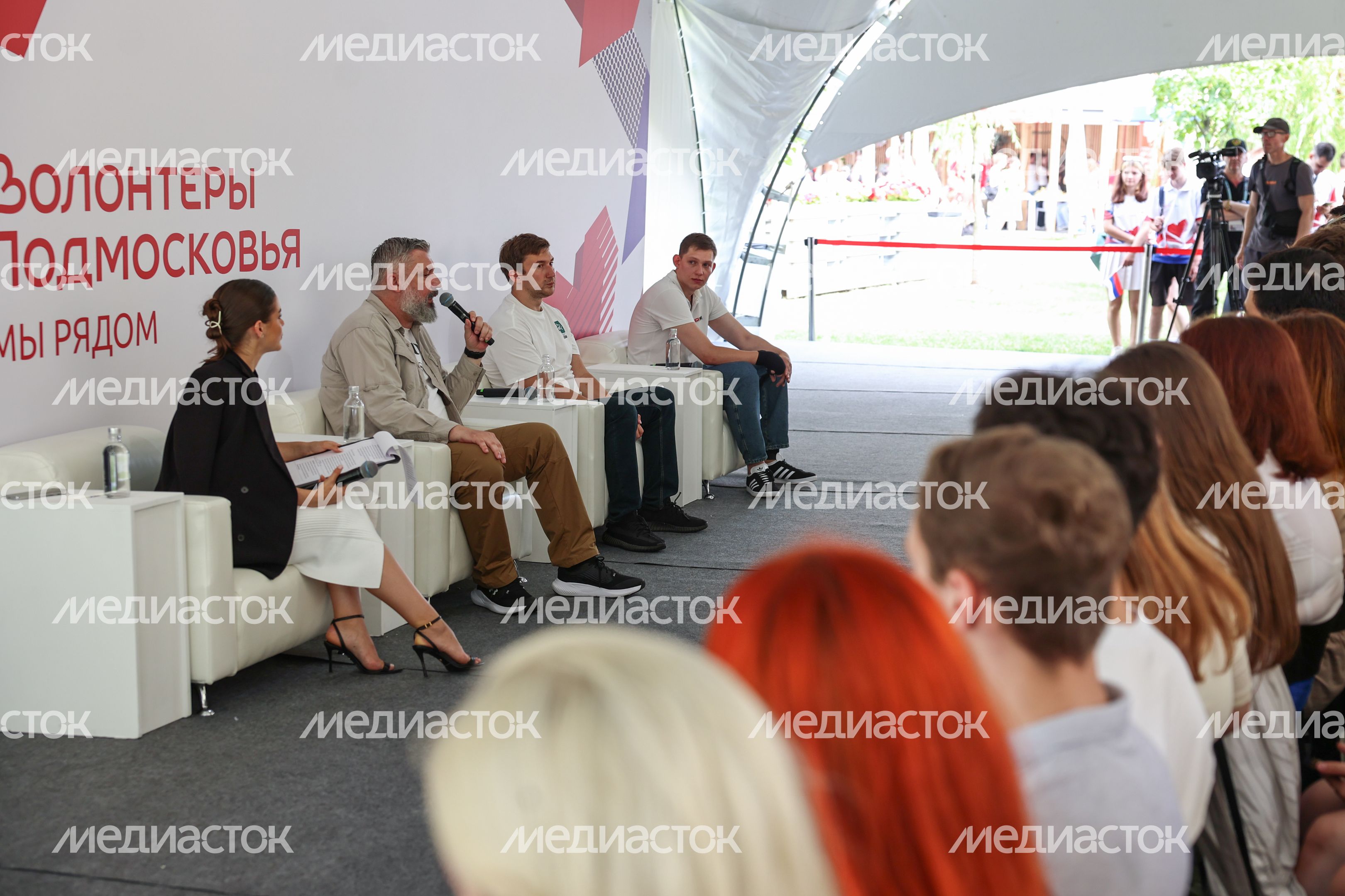 Панельная дискуссия с волонтерами-героями, устранявшими последствия чрезвычайных ситуаций Панельная дискуссия с волонтерами-героями, устранявшими последствия чрезвычайных ситуаций