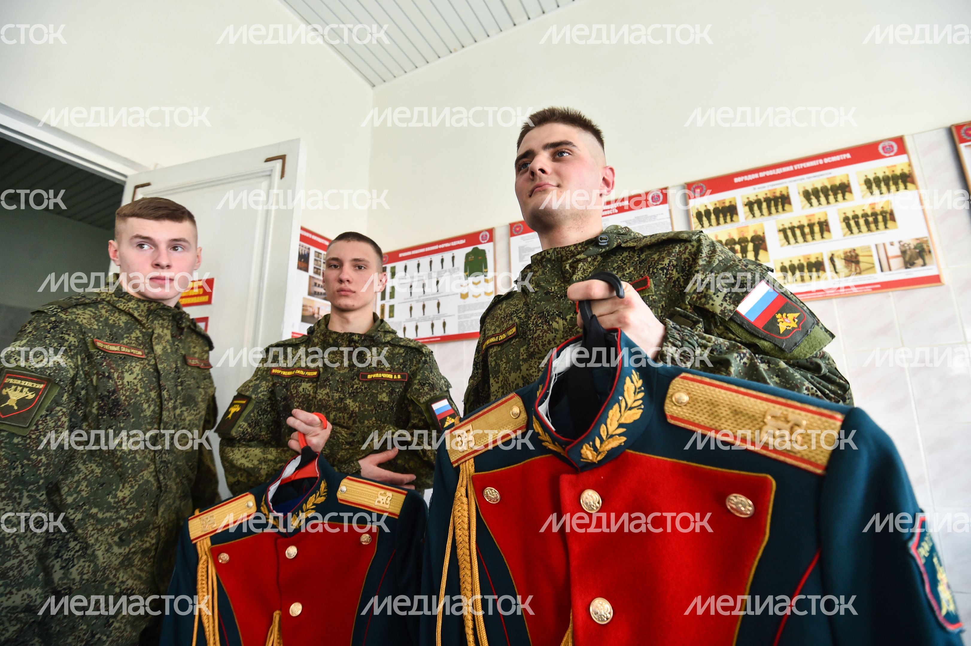 Подготовка военнослужащих отдельного комендантского Преображенского полка к военному параду на Красной площади