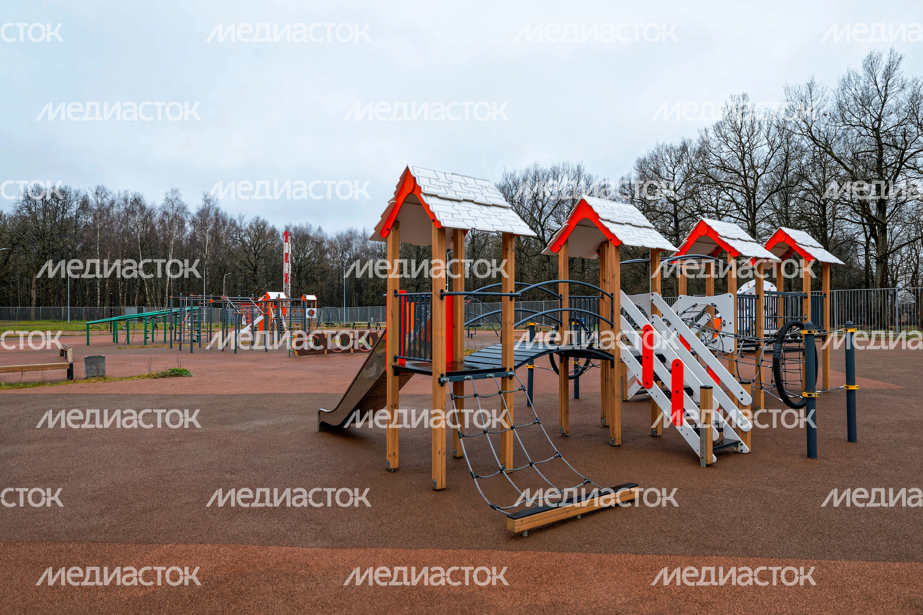 Детская площадка у новой школы в микрорайоне Климовск города Подольск Детская площадка у новой школы в микрорайоне Климовск города Подольск
