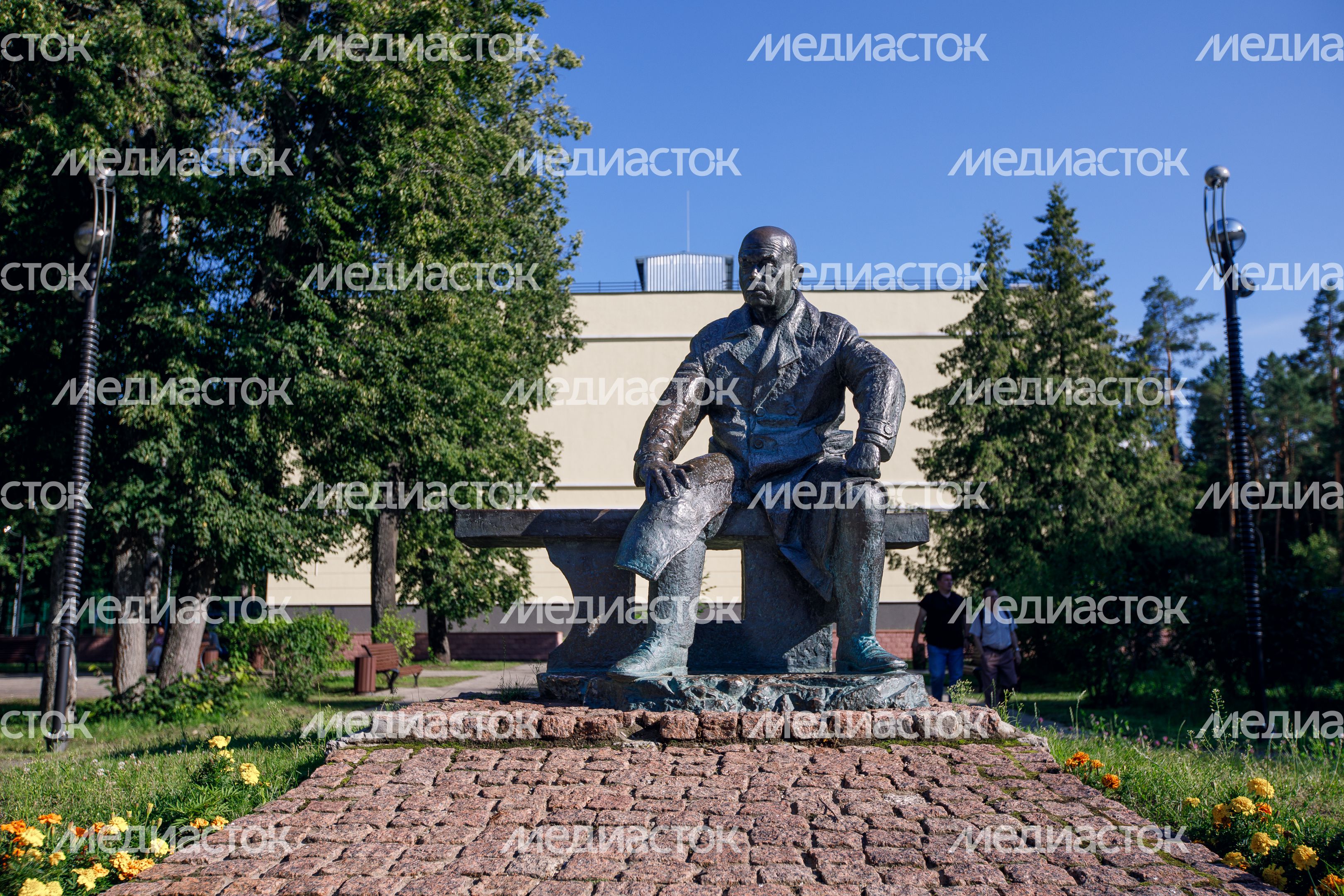 Дубна. Памятник М.Г. Мещерякову