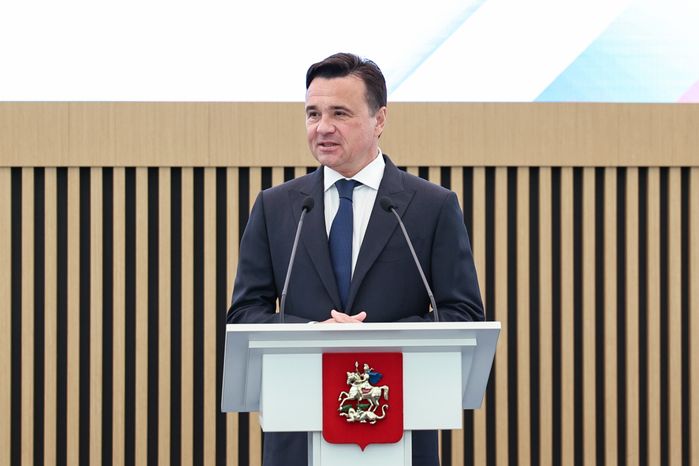 Андрей Воробьев вручил паспорта юным жителям Подмосковья