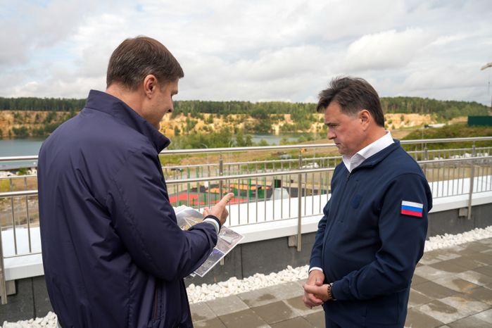 Андрей Воробьев проверил ход работ по благоустройству сквера в Дзержинском