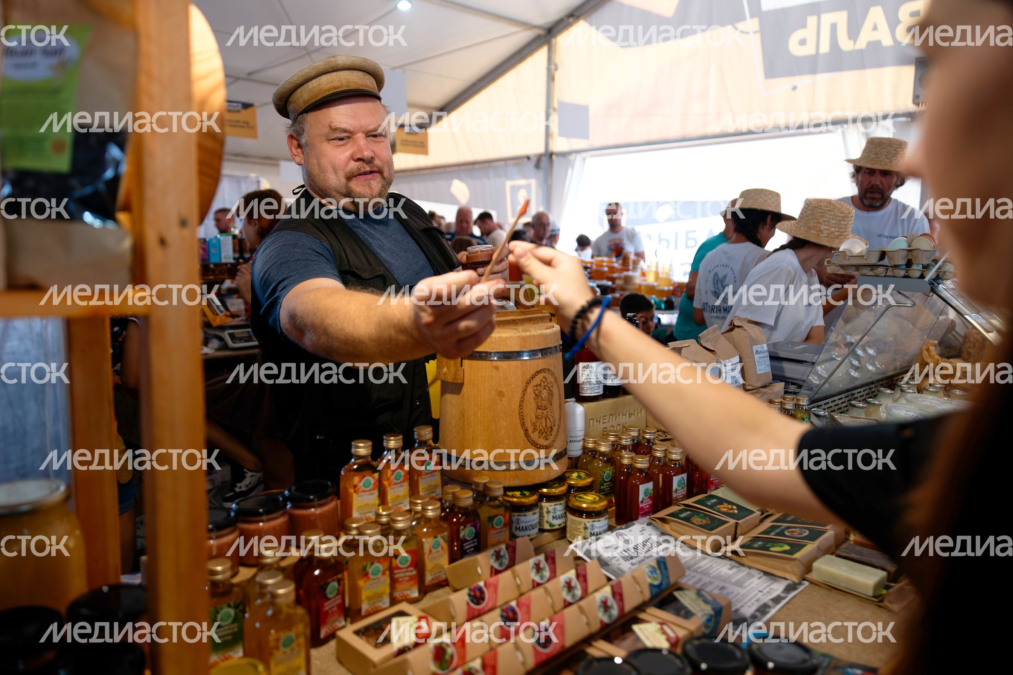 Торговля медом и продуктами пчеловодства на Сырном фестивале в Истре Торговля медом и продуктами пчеловодства на Сырном фестивале в Истре