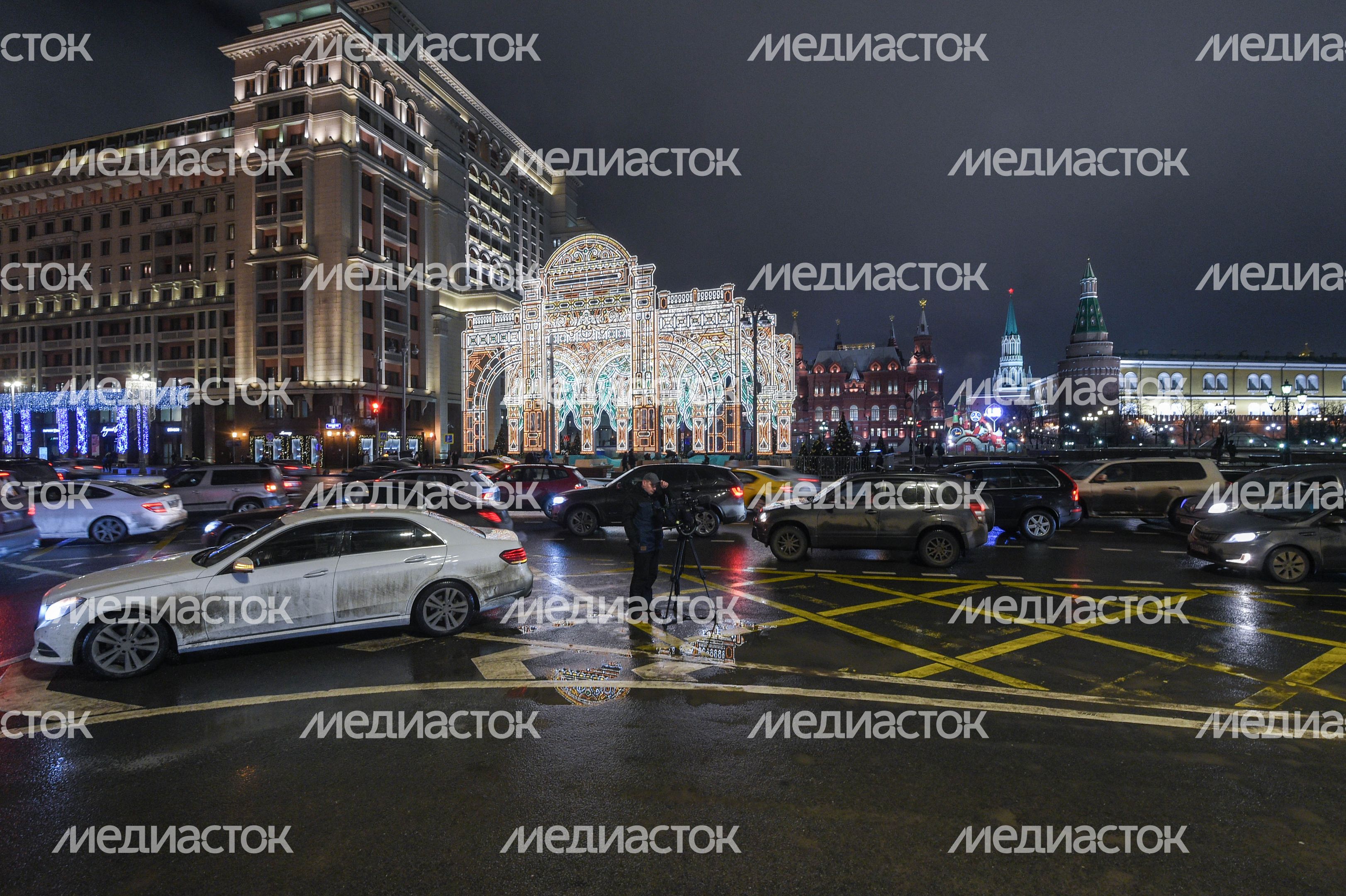 Включение подсветки новогодней арки в стиле театра «Эрмитаж» в Москве Включение подсветки новогодней арки в стиле театра «Эрмитаж» в Москве