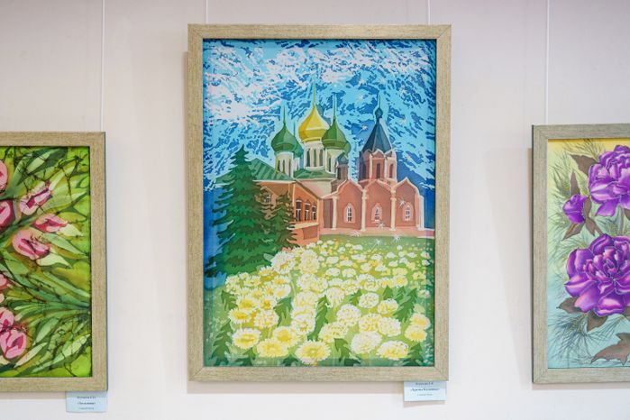 Выставка батика «Цветущий город» в Коломенской картинной галерее «Дом Озерова»