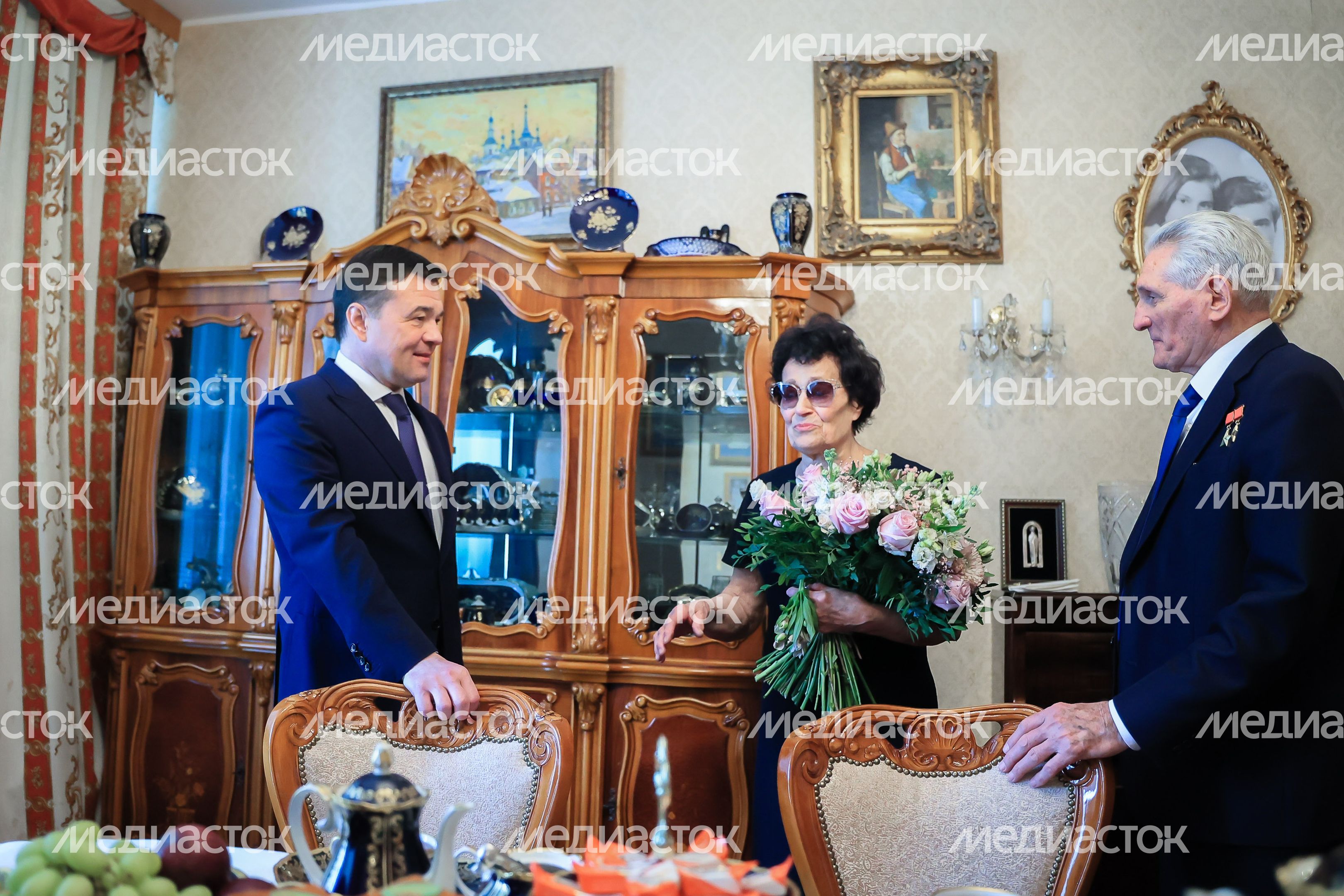 Посещение губернатором космонавта первого отряда
