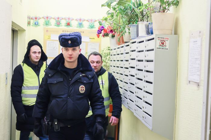 Народные дружинники и сотрудники полиции проводят обход территории