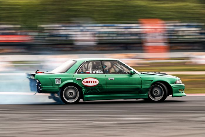 Гонка автомобилей на дрифт-фестивале скорости и драйва Drift Expo Track Mode 2025