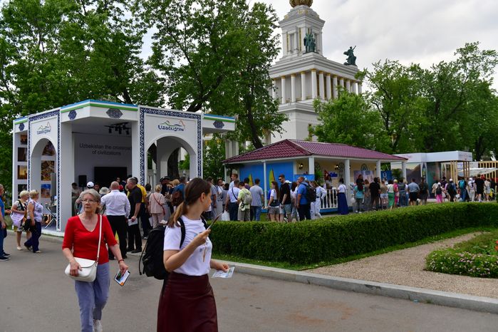 Стенд Подмосковья открылся в День России на форуме «Путешествуй!»