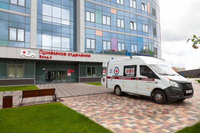 Скорая помощь у приемного отделения Детского клинического центра им. Л.М. Рошаля в Красногорске
