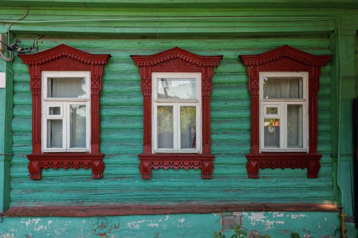 Летние виды улицы Московской со старинными домами в Звенигороде