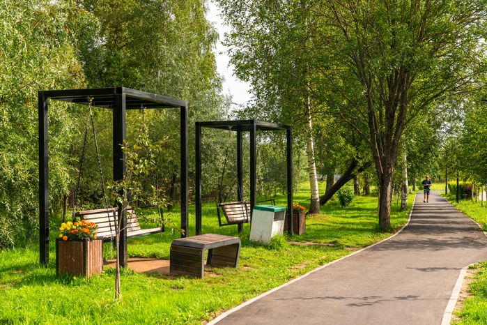 Лавочки в парке культуры и отдыха «Солнечный берег» поселка Запрудня Талдомского округа