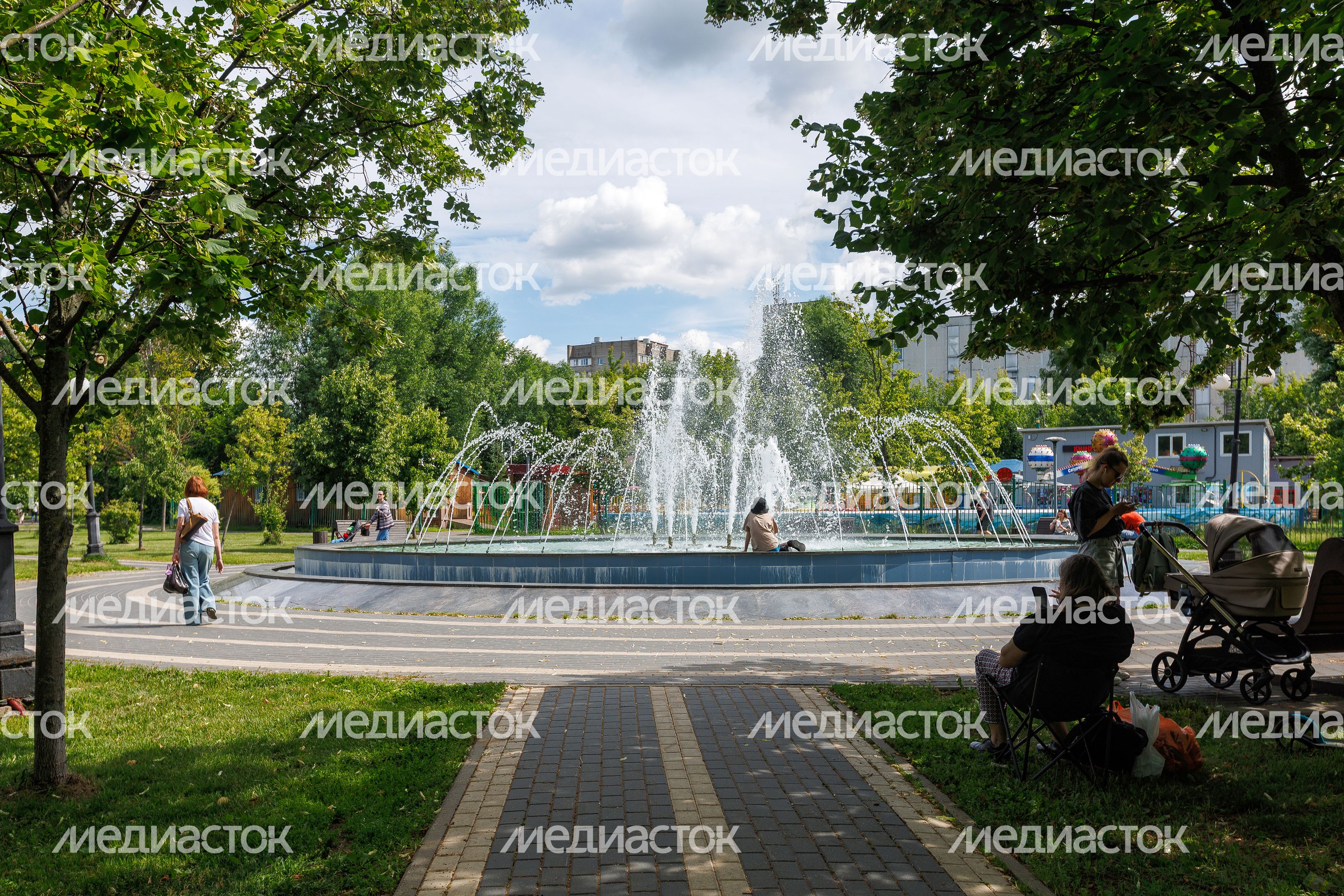 Фонтан в Центральном парке Реутова летом