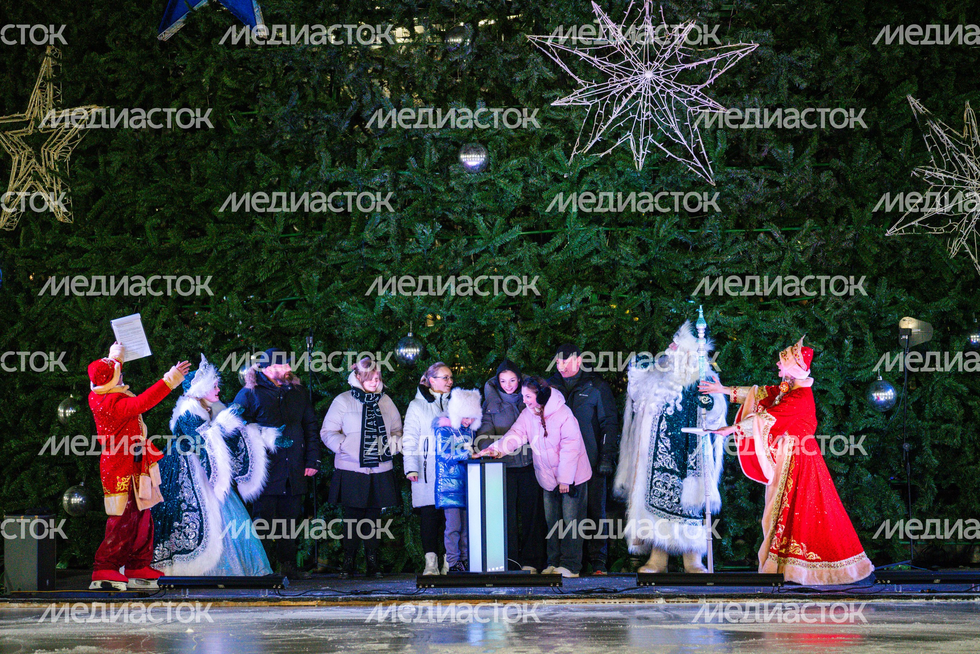 Огни зажгли на елке главного катка Подмосковья в парке «Патриот» Одинцовского округа Огни зажгли на елке главного катка Подмосковья в парке «Патриот» Одинцовского округа
