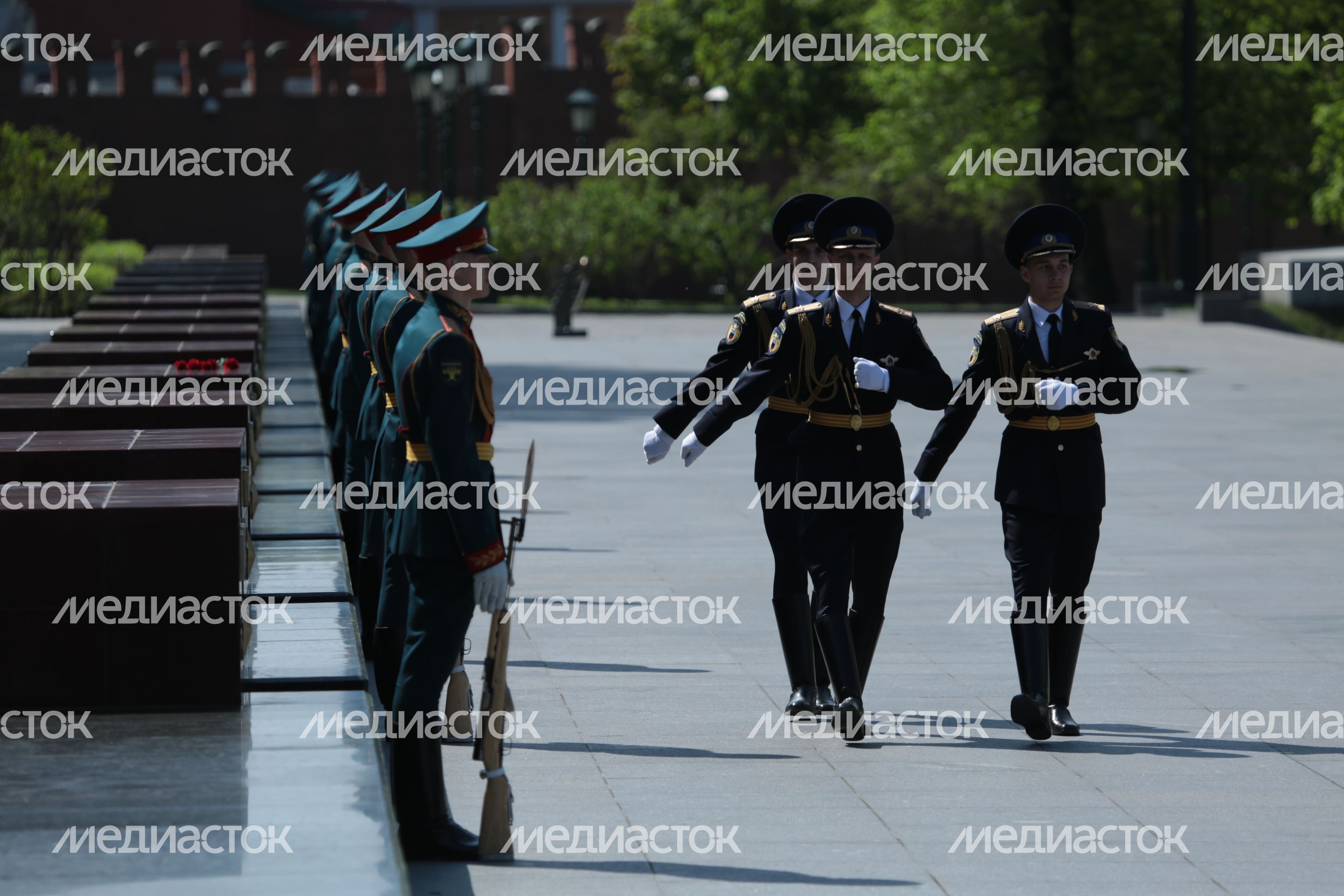 Подмосковная делегация возложила цветы к Могиле Неизвестного Солдата в Москве