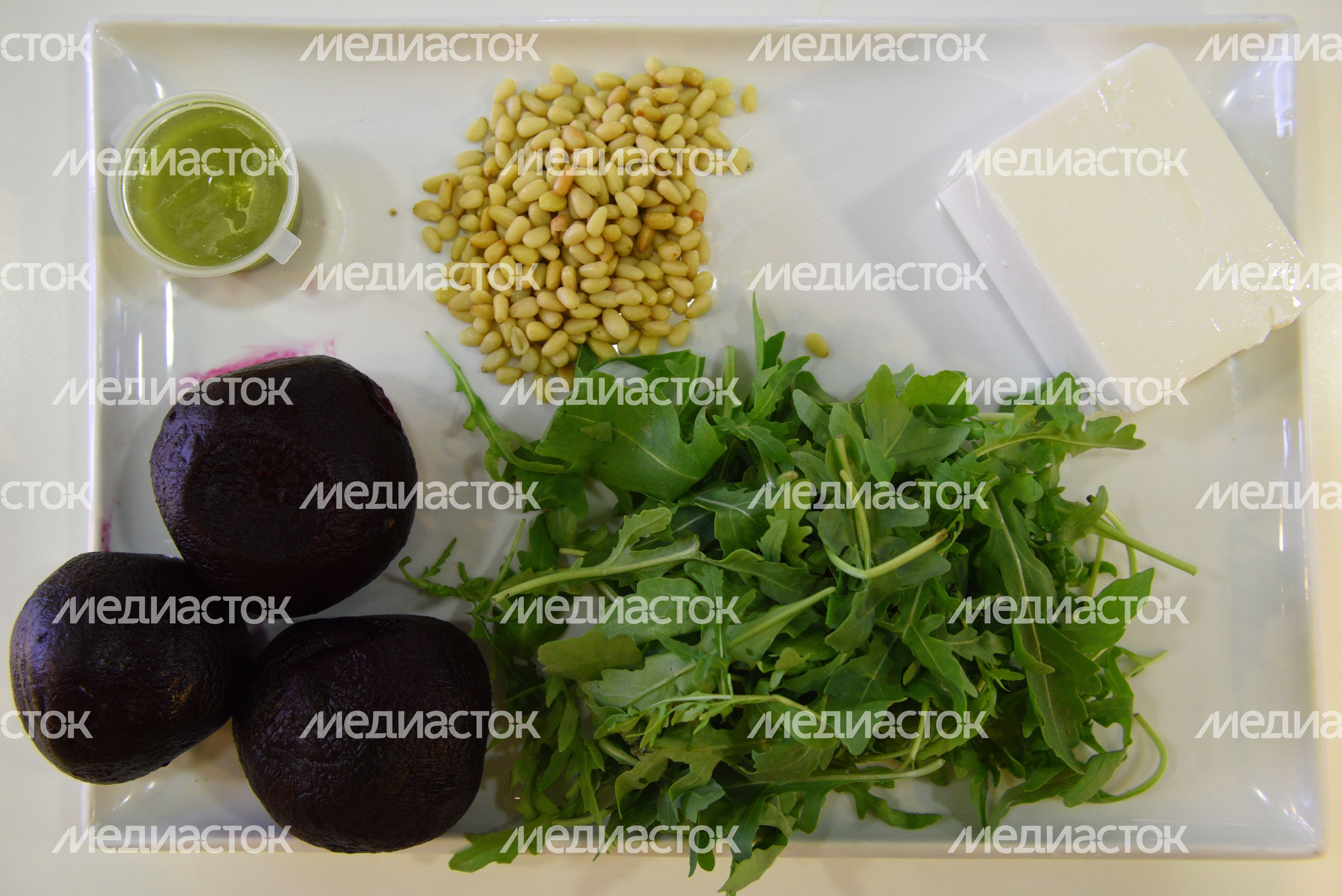 Приготовление салата с рукколой, свеклой и фетой