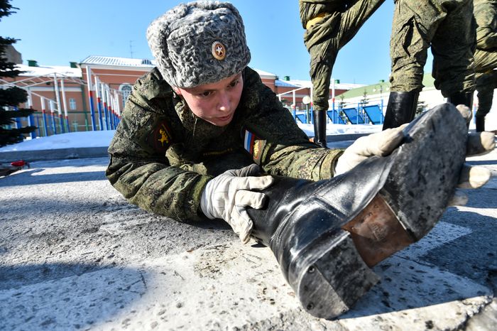 Подготовка военнослужащих отдельного комендантского Преображенского полка к военному параду на Красной площади