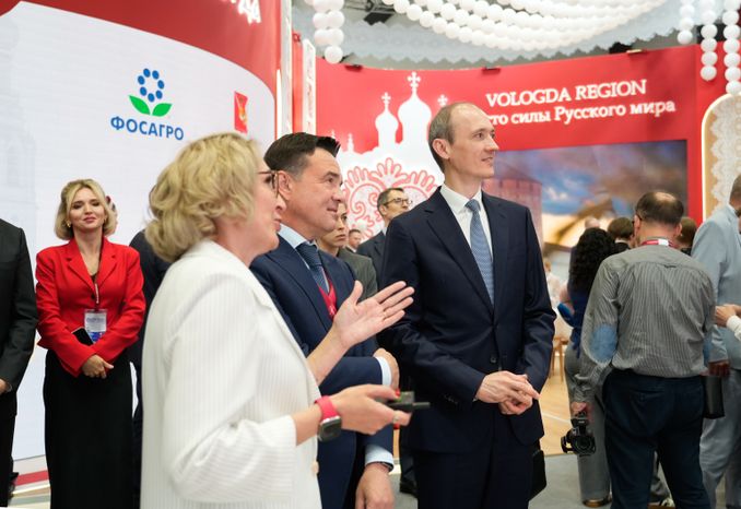 Дмитрий Григоренко посетил подмосковный стенд на ПМЭФ-2026