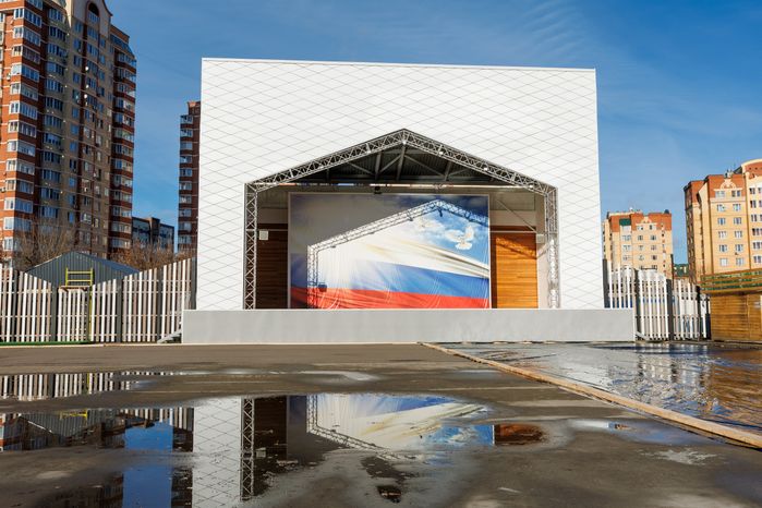 Сцена в Городском парке культуры и отдыха Долгопрудного осенью