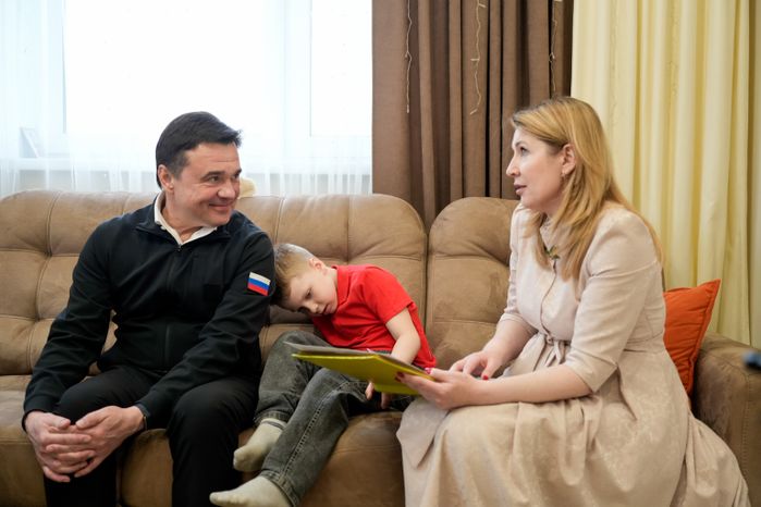 Андрей Воробьев накануне Пасхи навестил  в Электрогорске героя СВО и его семью