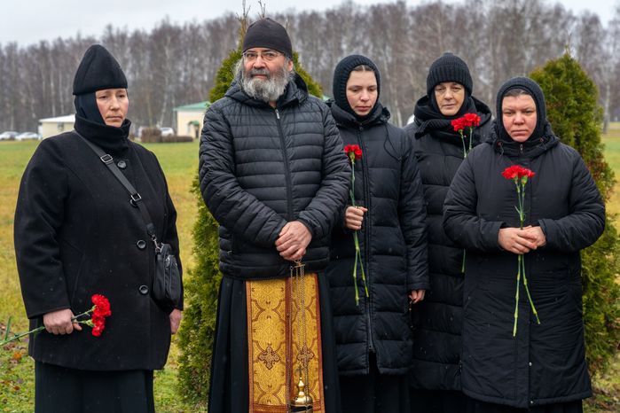 Возложение цветов к могиле Неизвестного солдата на Бородинском поле